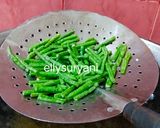Foto langkah ke 4 dari resep Gulai Kacang Panjang Plus Udang-Kentang.