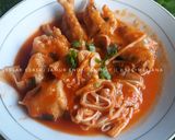 Foto langkah ke 5 dari resep Seblak Campuran (ceker, jamur enoki, siomay).