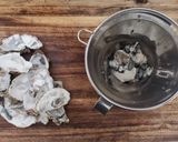 Une image de l'étape 2 de Huitres Gratinées à la Sauce Vin Blanc.
