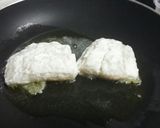 Foto del paso 2 de la receta: Bacalao cubierto de muselina de ajo sobre cebolla caramelizada