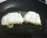 Foto del paso 2 de la receta: Bacalao cubierto de muselina de ajo sobre cebolla caramelizada