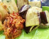 Foto langkah ke 6 dari resep Lalapan terong lauk tempe tepung.