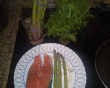 Foto del paso 1 de la receta: Salmón y espárragos a la plancha con pimientos (muy saludables)
