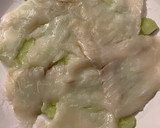 Foto del paso 3 de la receta: Carpaccio de bacalao ahumado con queso fresco, pera, alficoz y aceitunas, en 5’