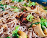 Hình bước làm 6 của món Phở Gạo Lứt Xào Bạch Tuộc & Cải Mù Tạt