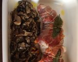 Foto del passaggio 3 della ricetta Filetto di maiale con crudo e funghi