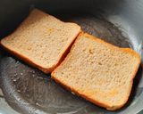 चीझ गार्लिक ऑम्लेट टोस्ट (Omelette toast recipe in Marathi) रेसिपी स्टेप 5 फोटो 