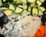 Foto del paso 1 de la receta: Fideos con calabacín, zanahoria y garbanzos