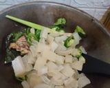 Foto langkah ke 3 dari resep Tumis kikil cabe hijau.