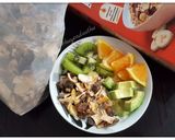 Hình bước làm 3 của món #cleaneating sữa chua hoa quả, yến mạch và hoa quả khô