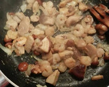 Foto del paso 3 de la receta: Tortilla de espinacas, setas y gambas