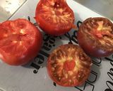 Une image de l'étape 1 de Tomates à l'oignon rouge, basilic et mozzarella.