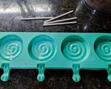Foto del paso 2 de la receta: Paletas trufadas con chocolate 🍭