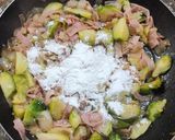 Foto del paso 5 de la receta: 🍳🍷 Tortilla de repollitos de Bruselas, cebolla, jamón, al aroma de vino blanco 🍷🍳