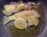 Foto del passaggio 2 della ricetta Porcini in crema, cotti e crudi con pappardelle con crema di gorgonzola dolce e noci