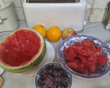 Foto del paso 2 de la receta: Macedonia con sandía, manzana y frutos rojos