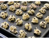 A picture of step 4 of Simple Crunchy Vanilla Chocochip Cookies.