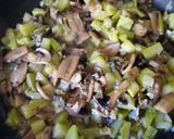 Foto del paso 3 de la receta: Espaguetis integrales con calabacín y champiñón