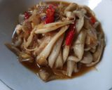Foto langkah ke 5 dari resep Tumis Jamur Tiram Pedas.