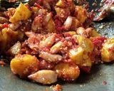 Foto langkah ke 3 dari resep Sambal Kentang Baby Cumi Asin.