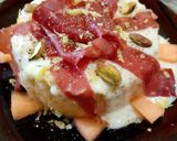 Foto del passaggio 15 della ricetta Risotto al Melone Fonduta di Brie Bresaola Pistacchi e Menta Fresca
