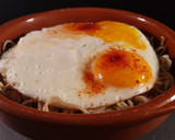 Foto del paso 5 de la receta: Revuelto de gulas, piñones y huevo