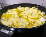 Foto del paso 5 de la receta: Tortilla de patata con queso y cebolla