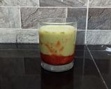 Foto langkah ke 3 dari resep Strawberry Matcha Latte Ekonomis.