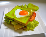 Foto langkah ke 4 dari resep Heart-Shaped Egg Toast Valentine| Roti Bakar Rumahan.