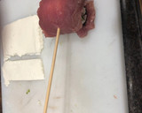 Foto del paso 4 de la receta: Judías verdes hervidas con patatas y rollitos de solomillo con lámina de calabacín y queso