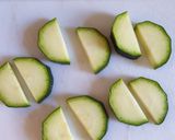 Une image de l'étape 1 de Bouchée de courgette crue à la feta et crevette.