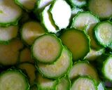 Foto del passaggio 1 della ricetta Tagliolini, crema di zucchine e pinoli con fiori croccanti