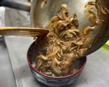 Foto del paso 4 de la receta: Gyudon: fetas de carne salteadas con cebolla sobre un colchón de arroz