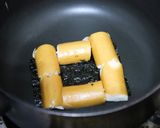 รูปขั้นตอนการทำที่ 3 ของ ข้าวผัดไข่ซอสมะเขือเทศใส่สาหร่ายกับ ฮอทดอก