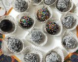 A picture of step 3 of Coco-choco balls.