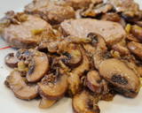 Foto del paso 4 de la receta: Solomillo de cerdo salteado con puerros y champiñones