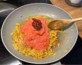 Foto del paso 4 de la receta: Curry de lentejas rojas con langostinos