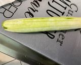 Une image de l'étape 1 de Salade marinée de concombre et tomates à la coriandre.