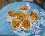 Foto langkah ke 4 dari resep Mie Goreng Sosis Dalam Keranjang Kulit Pangsit.