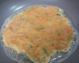 Foto langkah ke 2 dari resep Pizza Telur Dadar Wortel untuk sarapan.