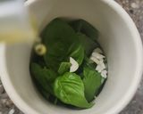 Foto del paso 1 de la receta: 🇮🇹 Pesto alla Genovese - Pesto de albahaca con nuez y parmesano 🇮🇹