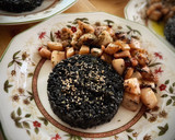 Foto del paso 3 de la receta: Sepia al ajillo con timbal de arroz carnaroli en su tinta