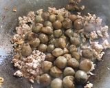รูปขั้นตอนการทำที่ 2 ของ “ผัดเห็ดฟางเต้าหู้ไข่”