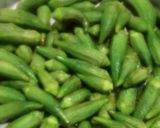عکس مرحله 2 از دستور سرخ کردن بامیه خورشتی