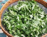 A picture of step 1 of Home grown bean leaves.