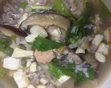 รูปขั้นตอนการทำที่ 7 ของ ข้าวต้มทรงเครื่อง (หมูสับ เต้าหู้ เห็ดหอม กุ้งแห้ง)