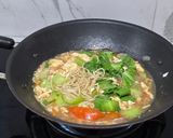 Foto langkah ke 3 dari resep Bakmie Bayam Goreng Nyemek bumbu instant.