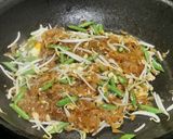 A picture of step 4 of Pad Thai with Egg (Quick Version).