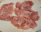 Foto del paso 2 de la receta: Jamoncitos de pollo con salsa de pimientos y tomate