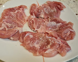 Foto del paso 2 de la receta: Jamoncitos de pollo con salsa de pimientos y tomate
